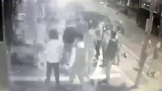 5 kişinin yaralandığı silahlı saldırı anı güvenlik kamerasında