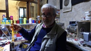 500 yıllık dükkanda işini sabırla yapıyor