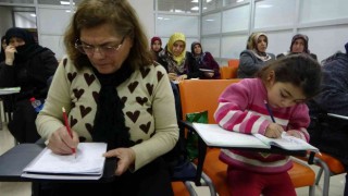 56 yaşında anne oldu, 63 yaşında okuma yazma kursuna başladı