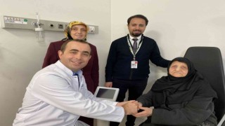 86 yaşındaki hasta kornea nakliyle yeniden görmeye başladı