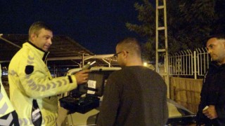 Adana polisinden alkollü sürücüye alkolmetre dersi