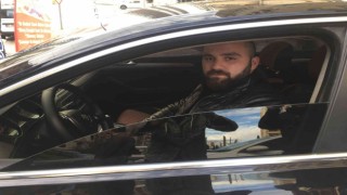 Adanada otomobilde arkadaşlarıyla oturan şahsa silahlı saldırı