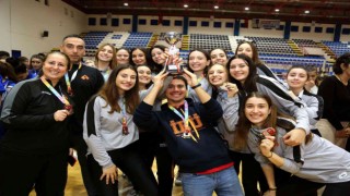ADÜ, voleybol turnuvasında ödülleri topladı