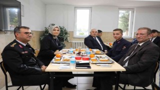Afyonkarahisar Valisi Yiğitbaşı Mehmetçik ile yemek yedi