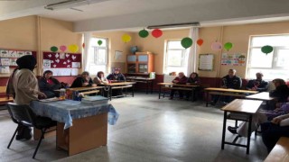 Aile okulunda ailelere eğitimler veriliyor