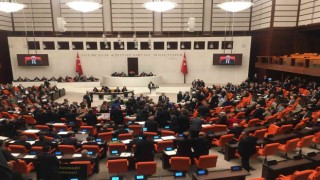 AK Partili ve CHPli kadın milletvekilleri karşı karşıya geldi