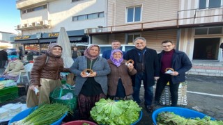 AK Partililer yerli malı haftasında vatandaşlara simit dağıttı