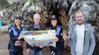 Alanyada turistler broşürlerle bilgilendiriliyor