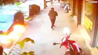 Alev alan otomobili esnaf söndürdü
