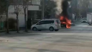 Alev alev yanan otomobil hurdaya döndü
