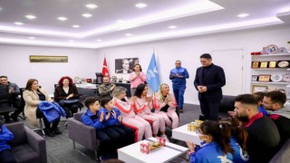 Aliağalı minik yüzücülerden dikkat çeken performans