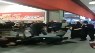 Alışveriş merkezinde araba kavgası kamerada