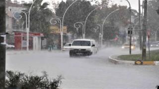 Antalyada 1 saat etkili olan sağanak yağışta çilek seraları sular içinde kaldı