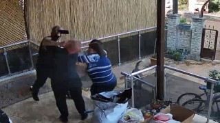 Antalyada ev sahibi ile kiracının kavgası güvenlik kamerasına yansıdı