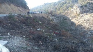 Antalyada kamyonet uçuruma yuvarlandı: 1 ölü, 1 yaralı