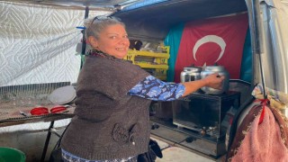 Antalyada pazarcı esnafı, 10 yıldır güne Leyla ablalarının çayıyla başlıyor
