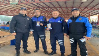 Antalyada polis ekipleri, pazar esnafını broşür dağıtarak dolandırıcılara karşı uyardı