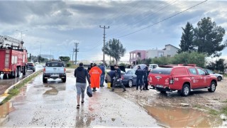 Antalyada sağanak yağışta araçlar yollarda kaldı