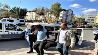Antalyada trafikte motosikletli kurye dehşeti: Kapı anahtarı ile 3 polisi yaraladı