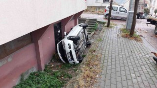 Aracını park ederken apartman boşluğuna düştü: 1 yaralı