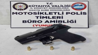Araçta ruhsatsız tabanca ele geçirildi