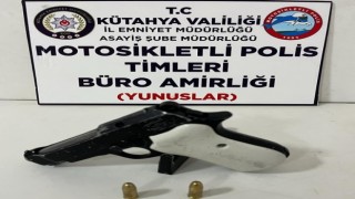 Araçtan ateş açan 2 maganda silahla birlikte yakalandı