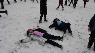 Ardahanda kar yağışı başladı, çocuklar kartopu oynayarak karın tadını çıkardı