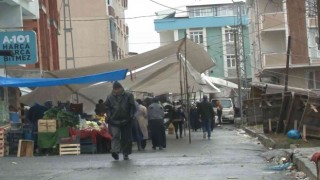 Arnavutköyde fırtına nedeniyle bazı pazarcılar çadır kuramazken bazılarıysa ısınmak için ateş yaktı