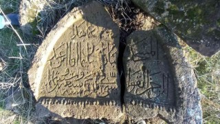 Asırlık Hazır Baba Türbesi göz göre göre yok oluyor