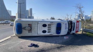 Ataşehir TEMde otomobilin çarptığı ambulans sürüklenerek bariyerlere çarptı