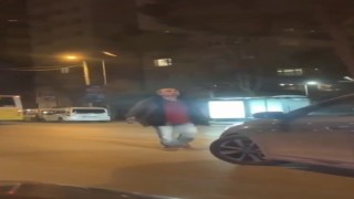 Ataşehirde alkollü vatandaş araçların üzerine yürüdü, yolu kesti