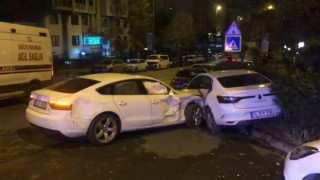 Ataşehirde iki otomobil çarpıştı: 3 yaralı