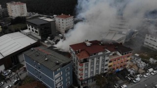 Ataşehirde yanan marangozhane deposu havadan görüntülendi