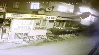 Avcılarda kiracının yakıp kaçtığı evin patlama anı kamerada