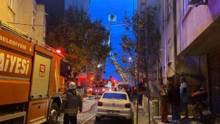 Avcılarda korkutan yangın: Çatı katı alev alev yandı