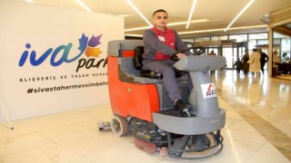 AVM çalışanı bulduğu içi para dolu cüzdanı sahibine ulaştırdı