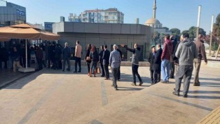 Aydında acıkan bu kuyruğa giriyor