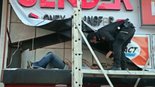 Baba elektrik akımına kapıldı, küçük kızı endişeyle, etraftakiler merakla takip etti