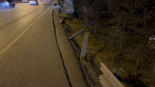 Bağcılarda kontrolden çıkan otomobil bariyerleri aşıp yol kenarına uçtu: 2 yaralı