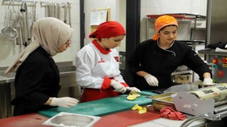 Bağcılarda liseli öğrencileri yemek pişirme eğitimi alıp, gelir elde ediyor