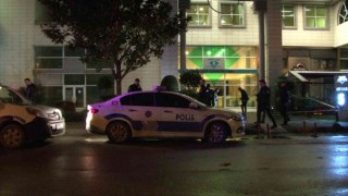Bahçelievlerde bir adam iş merkezi önünde intihara teşebbüs etti