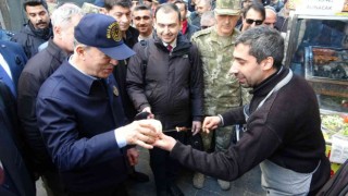 Bakan Akar, Diyarbakırda vatandaşlarla buluştu