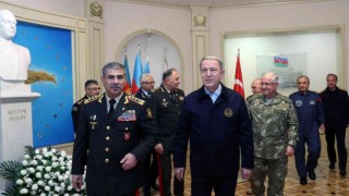 Bakan Akar için Azerbaycan Savunma Bakanlığında askeri tören düzenlendi