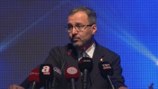 Bakan Kasapoğlu, sanatçılar ve gençlerle “Dünyadan Uzak” şarkısını seslendirdi