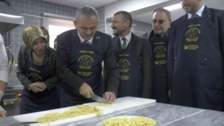 Bakan Özer önlük taktı, erişte kesti