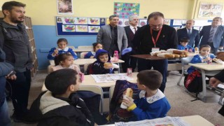 Balık Sağlıktır, Balık Başarıdır sloganıyla öğrencilere balık ekmek dağıtıldı