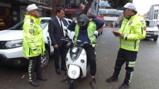 Balıkesirde polis ceza için değil, yelek hediye etmek için durdurdu