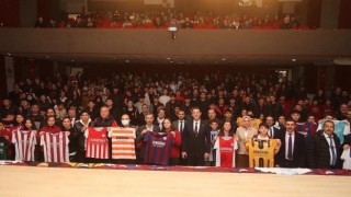 Bandırma Belediyesinden öğrencilere forma hediyesi