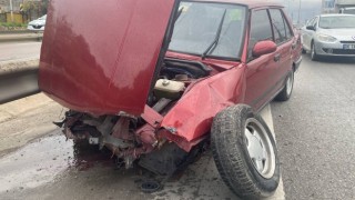 Bariyerlere çarpan otomobilin sürücüsü ölümden döndü