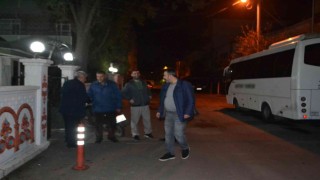 Başıboş köpeklerin parçalayacağı kediyi vatandaş kurtardı